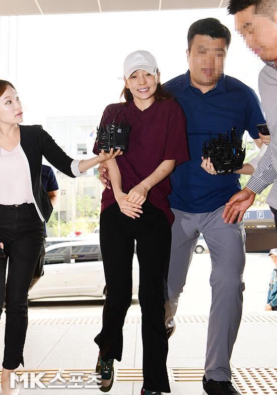 Búp bê xứ Hàn Goo Hara xuất hiện với khuôn mặt đầy thương tích, tay tím bầm vì bị bạn trai bạo hành-4