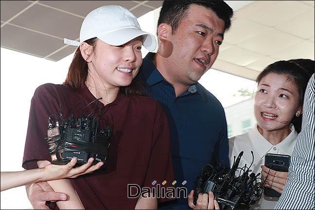 Búp bê xứ Hàn Goo Hara xuất hiện với khuôn mặt đầy thương tích, tay tím bầm vì bị bạn trai bạo hành-5