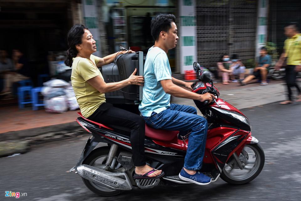 Do chưa thể trở về nhà dọn dẹp, ổn định cuộc sống nên một số hộ dân tranh thủ di chuyển đồ đạc, vật dụng có giá trị sang nơi ở mới.