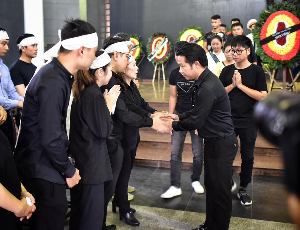 Chiều 18/9 đông đảo nghệ sĩ đã đến đưa tiễn đạo diễn Đông Hồng về nơi an nghỉ cuối cùng. Ca sĩ Trọng Tấn đã có dịp hợp tác cùng cố đạo diễn trong hai dự án DVD Đồng đội và Chuyện tình Kinh Bắc (năm 2008). Trọng Tấn chia sẻ kỷ niệm nhớ nhất về Đông Hồng là cả một tháng trời lăn lộn khắp miền Bắc miền Trung bỏng rát để có những cảnh quay đẹp nhất. Anh cảm thấy xót xa, tiếc nuối khi chưa có dịp gặp lại vị đạo diễn đầy nhiệt huyết để ôn lại kỷ niệm cách đây 10 năm.