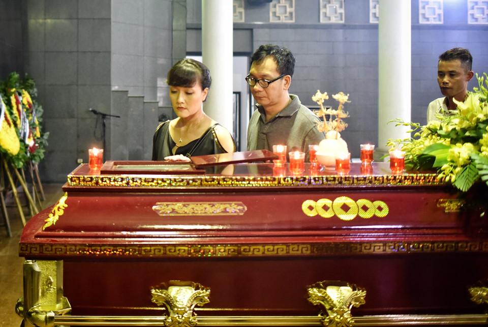 Diễn viên Vân Dung, Đức Khuê hòa vào dòng người đến viếng đạo diễn Phạm Đông Hồng.