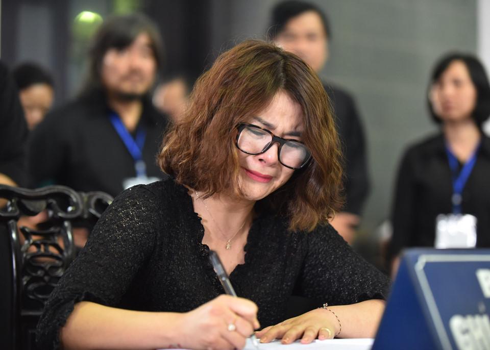 Diễn viên Kim Oanh không kìm được nước mắt khi viết lời vĩnh biệt đồng nghiệp.