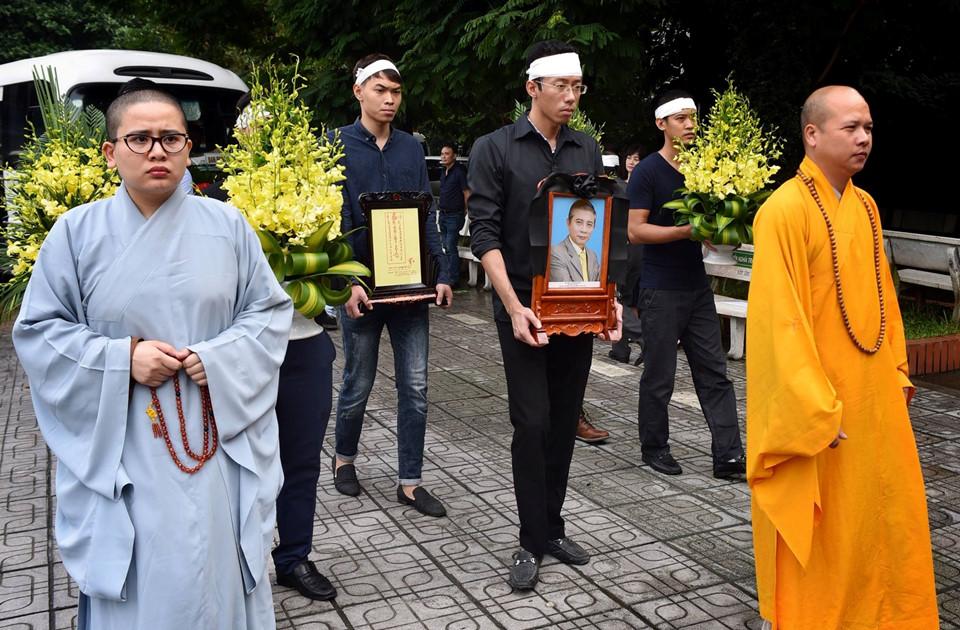 Đạo diễn Phạm Đông Hồng sinh năm 1955 trong một gia đình làm văn hóa nghệ thuật, có bố là đạo diễn, Giám đốc sở văn hóa thông tin tỉnh Quảng Ninh, mẹ làm Giám đốc thư viện tỉnh Quảng Ninh. Ông từng đạo diễn nhiều phim hài như Xuân Hinh 2009, Xuân Hinh 2013, Râu quặp, series hài Chôn nhời 1,2,3,4, Giấc mơ Chí Phèo, Cả ngố, Cổ tích thời @, Người ngựa ngựa người... và nhiều DVD cho các ca sĩ, nghệ sĩ.