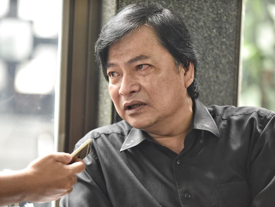 NSND Quốc Anh đỏ hoe mắt khi nhắc về những kỷ niệm với đồng nghiệp thân thiết. Quốc Anh tham gia rất nhiều tiểu phẩm, phim hài của đạo diễn quá cố. Anh hụt hẫng, bàng hoàng khi hay tin Phạm Đông Hồng qua đời bởi trước đó ông vẫn khỏe mạnh, không đau ốm.