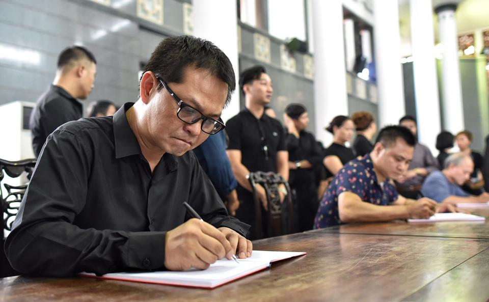 NSND Trung Hiếu trầm ngâm bên cuốn sổ tang. Anh và MC Thành Trung có nhiều kỷ niệm với đạo diễn Phạm Đông Hồng khi quay phim hài Họ Lý tên Thông tại Ninh Bình.