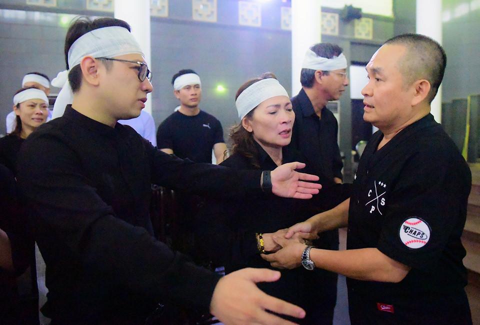 Xuân Hinh là nghệ sĩ gắn bó với cố đạo diễn suốt 30 năm. Anh tâm sự tong sự nghiệp của mình, nếu không có Phạm Đông Hồng chắc chắn tên tuổi của Xuân Hinh sẽ không được nhiều người biết đến. Nghe tin đồng nghiệp qua đời khi đang đi diễn ở Bắc Ninh, Xuân Hinh đã thu xếp để về viếng ông trong thời gian sớm nhất.