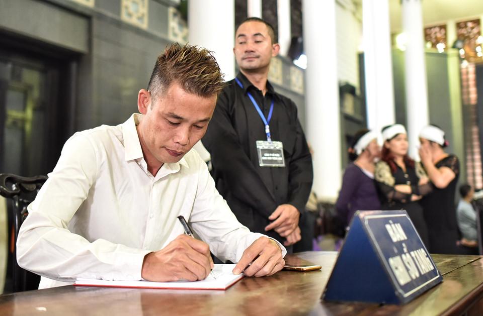 Trong lời chia sẻ của mình, Hiệp Gà viết Phạm Đông Hồng là người anh luôn tin tưởng và tâm sự mọi chuyện. Anh cũng rất bất ngờ khi biết tin đạo diễn qua đời.