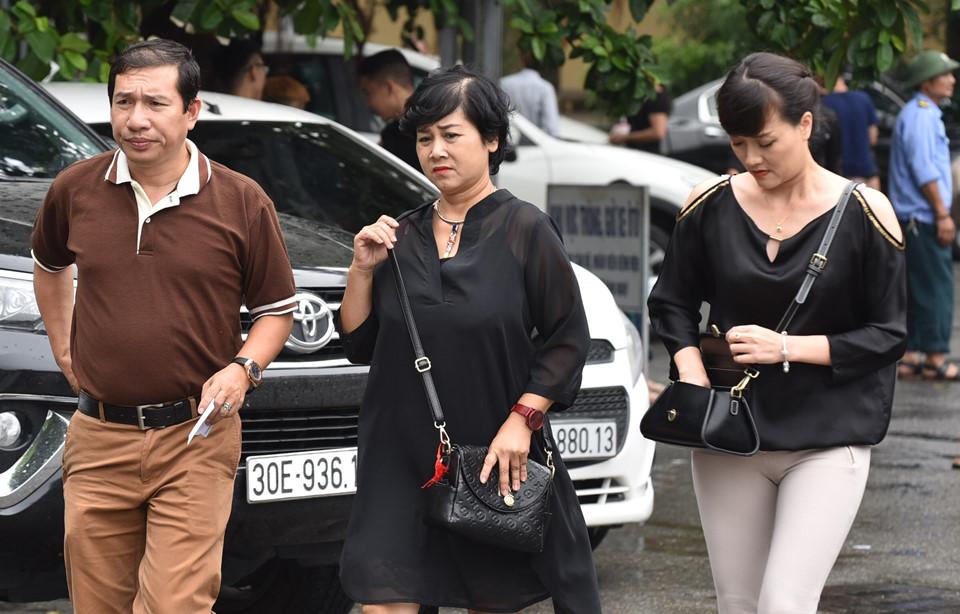 Quang Thắng, Minh Hằng, Vân Dung cùng các nghệ sĩ miền Bắc có mặt tại Nhà tang lễ Bộ Quốc phòng để tiễn đưa đạo diễn Phạm Đông Hồng về nơi an nghỉ cuối cùng. Sau lễ viếng, lễ hoả táng sẽ diễn ra tại Đài hoá thân Hoàn Vũ - Văn Điển, Hà Nội.