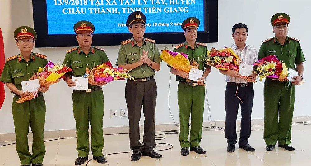 Nghi phạm cướp ngân hàng uống thuốc diệt cỏ tự tử trước khi bị bắt-4