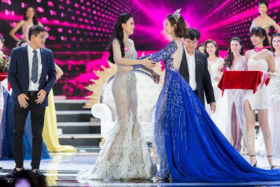 Màn diễn của hoa hậu Mỹ Linh đêm chung kết bị cắt sóng vì phục trang quá ngắn?-4