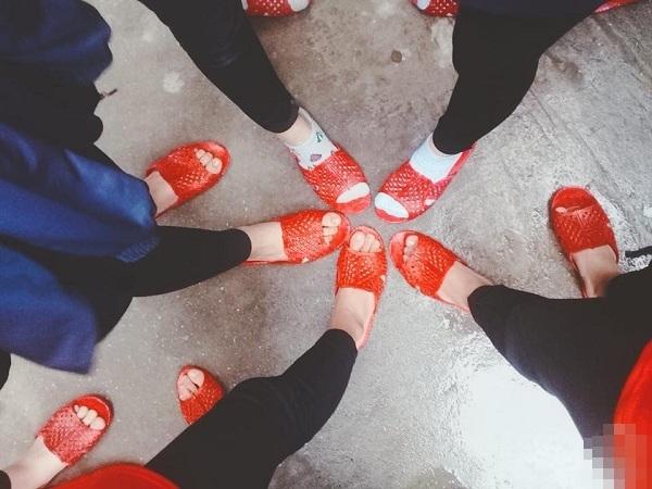 Có nằm mơ cũng chả ai nghĩ đồng phục dép tổ ong huyền thoại lại được hội nhất quỷ nhì ma vô cùng ưa chuộng-2