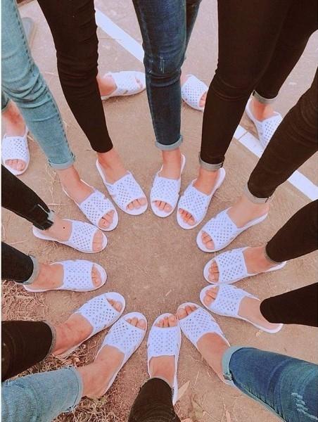 Có nằm mơ cũng chả ai nghĩ đồng phục dép tổ ong huyền thoại lại được hội nhất quỷ nhì ma vô cùng ưa chuộng-5