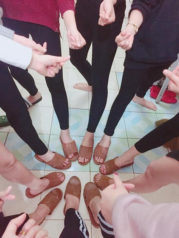 Có nằm mơ cũng chả ai nghĩ đồng phục dép tổ ong huyền thoại lại được hội nhất quỷ nhì ma vô cùng ưa chuộng-4