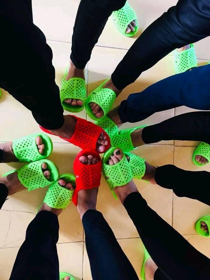 Có nằm mơ cũng chả ai nghĩ đồng phục dép tổ ong huyền thoại lại được hội nhất quỷ nhì ma vô cùng ưa chuộng-6