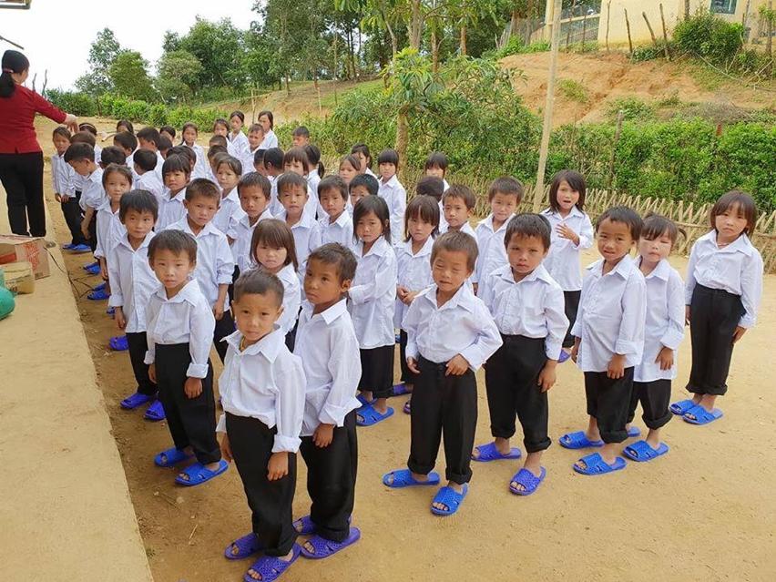 Có nằm mơ cũng chả ai nghĩ đồng phục dép tổ ong huyền thoại lại được hội nhất quỷ nhì ma vô cùng ưa chuộng-7