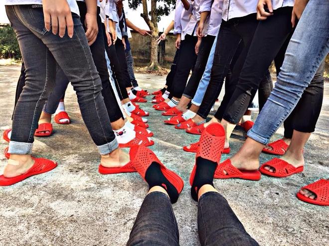 Có nằm mơ cũng chả ai nghĩ đồng phục dép tổ ong huyền thoại lại được hội nhất quỷ nhì ma vô cùng ưa chuộng-1