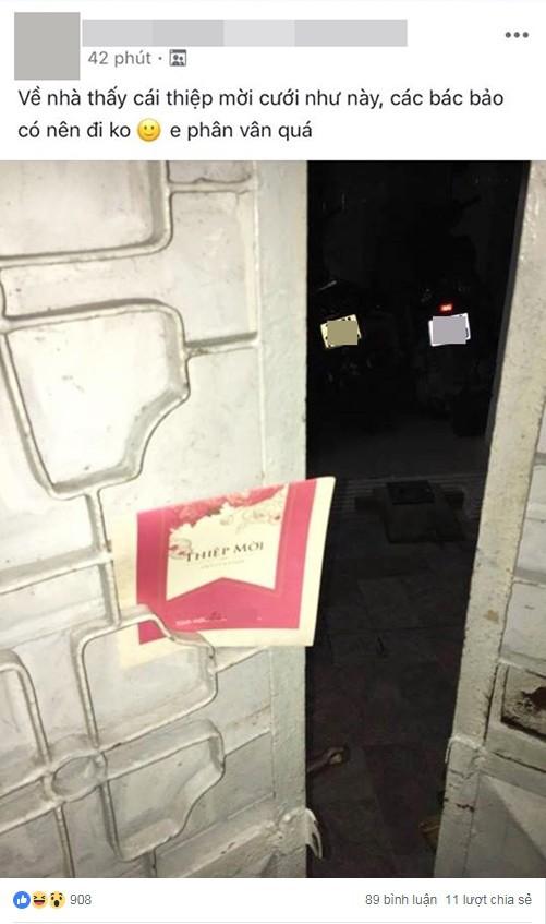Nhận thiệp mời cưới cài vắt vẻo qua khe cửa, bạn sẽ làm gì, đây là cách xử lý của cộng đồng mạng-1