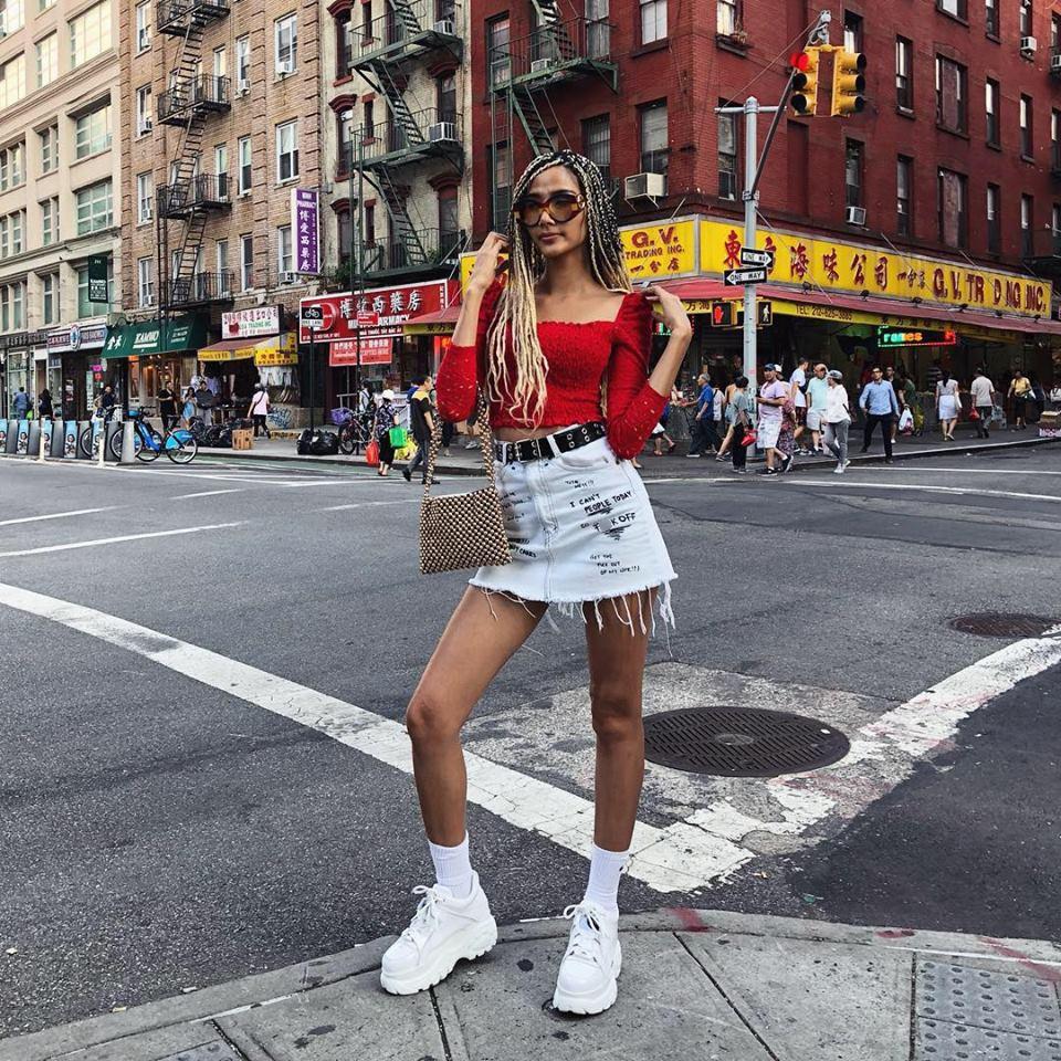 Hoàng Thùy hồn nhiên mặc váy in chữ phản cảm - Hà Tăng streetstyle hở bạo khiến ai nấy giật mình-1