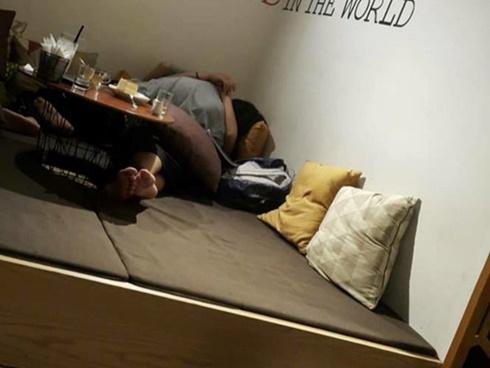 Đôi trai gái thản nhiên 'nằm đè lên nhau' tại quán cà phê ở Hà Nội