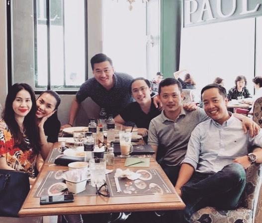 Tăng Thanh Hà cùng ông xã đi ăn uống hẹn hò với hội bạn thân-1