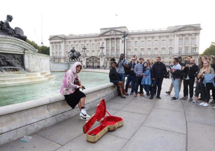 Không nhìn lầm đâu: Justin Bieber xách đàn đi… hát rong, kiếm bạc lẻ từ người qua đường-1