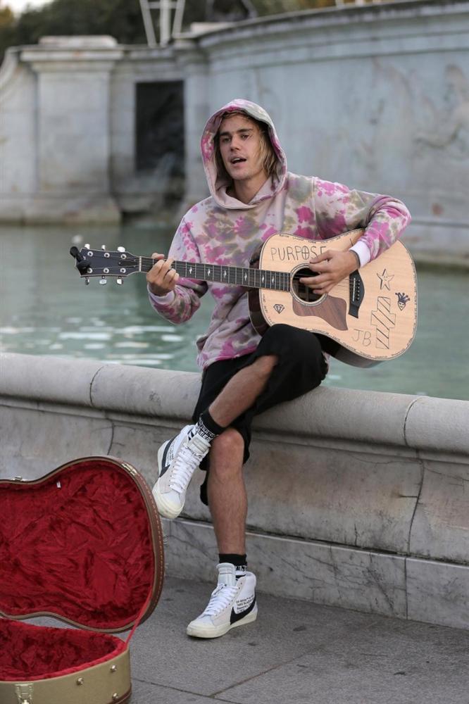 Không nhìn lầm đâu: Justin Bieber xách đàn đi… hát rong, kiếm bạc lẻ từ người qua đường-2