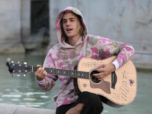 Không nhìn lầm đâu: Justin Bieber xách đàn đi… hát rong, kiếm bạc lẻ từ người qua đường