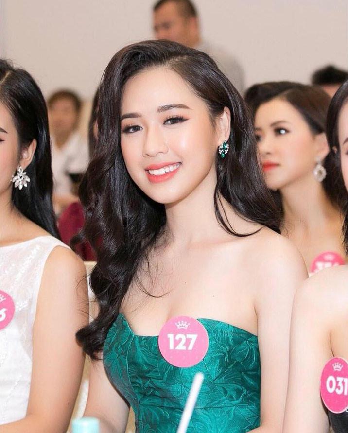 Cô gái tặng hoa cho ông Trump: Hoa hậu Tiểu Vy đẹp, ngoan, ngây thơ-1