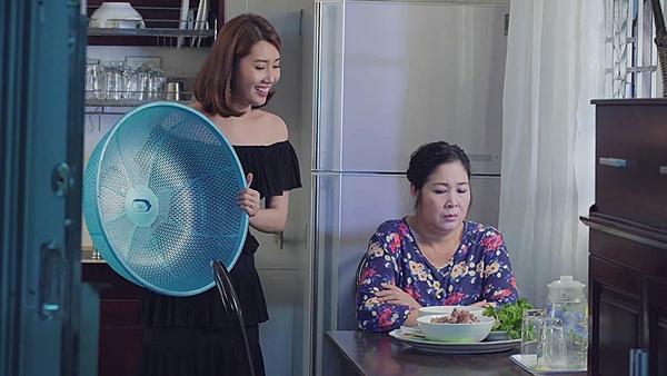 Gạo nếp gạo tẻ tập 60: Con gái tự tát vào mặt mình, nịnh nọt mẹ đẻ để chuộc lỗi hỗn láo-6