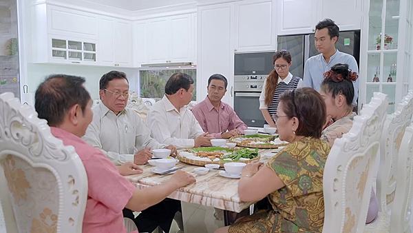 Gạo nếp gạo tẻ tập 60: Con gái tự tát vào mặt mình, nịnh nọt mẹ đẻ để chuộc lỗi hỗn láo-9