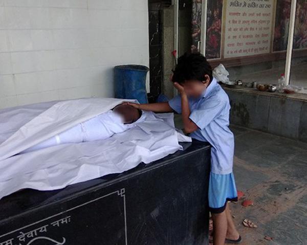 Khoảnh khắc cậu bé khóc nức nở bên thi hài cha lay động dân mạng, chỉ 1 ngày đã quyên góp được 10 tỷ đồng-1