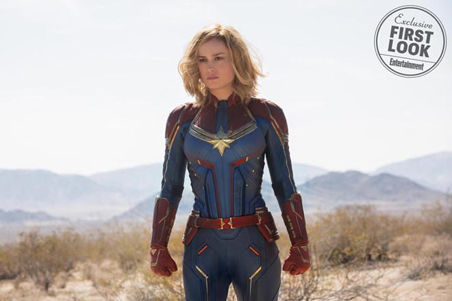 Tại sao siêu anh hùng Captain Marvel thẳng tay đánh bà già?-1