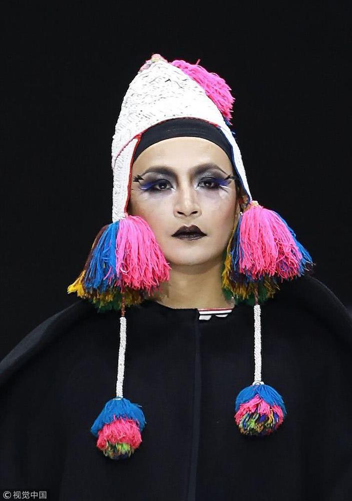 Nhĩ Thái Trần Chí Bằng gây sốc nhiệt với màn bung lụa trên sàn catwalk chẳng khác nào cô Đẩu-4