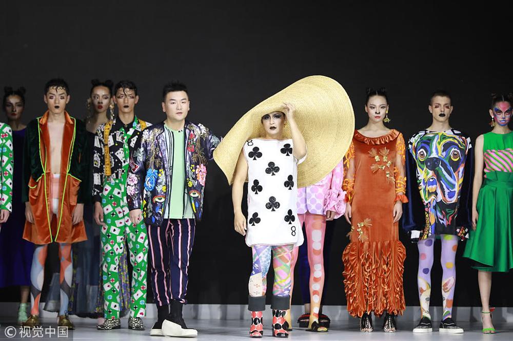 Nhĩ Thái Trần Chí Bằng gây sốc nhiệt với màn bung lụa trên sàn catwalk chẳng khác nào cô Đẩu-13