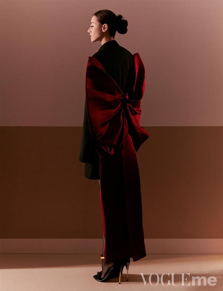 Địch Lệ Nhiệt Ba khoe vẻ đẹp hút hồn, sang chảnh trên bìa tạp chí-8