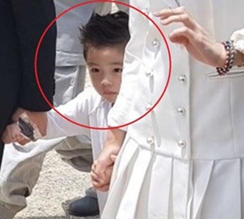 Hình ảnh duy nhất lộ mặt con trai của tài tử Iris Lee Byung Hun và vợ Lee Min Jung-2