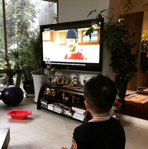 Hình ảnh duy nhất lộ mặt con trai của tài tử Iris Lee Byung Hun và vợ Lee Min Jung-5