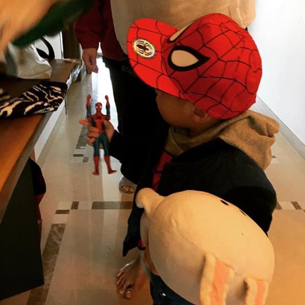 Hình ảnh duy nhất lộ mặt con trai của tài tử Iris Lee Byung Hun và vợ Lee Min Jung-8