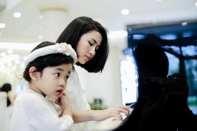 Chân dung 2 cô em gái vừa xinh xắn lại đáng yêu hết nấc của Á hậu Tú Anh-7