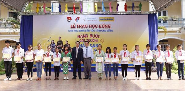 115 học bổng tặng HS dân tộc thiểu số tỉnh Cao Bằng-1