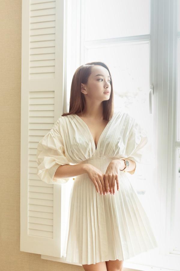 Đụng hàng hai chị lớn Võ Hoàng Yến và Hương Giang, bé tròn Kaity Nguyễn vẫn không chịu kém cạnh-2