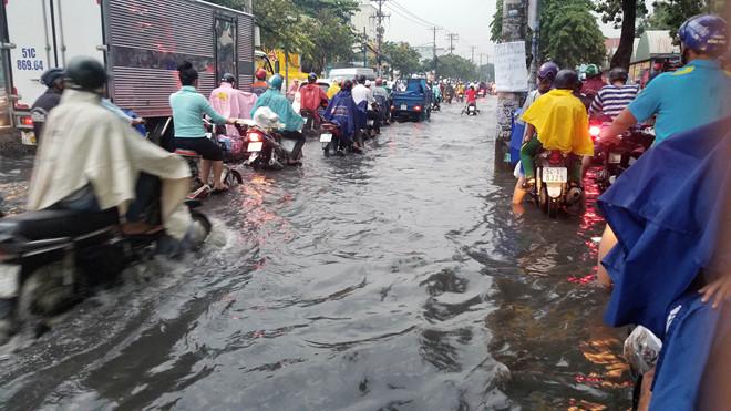 Nhiều tuyến Sài Gòn ngập sâu sau mưa lớn-4