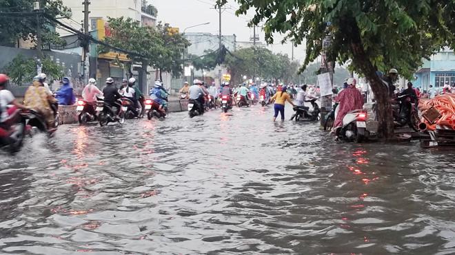 Nhiều tuyến Sài Gòn ngập sâu sau mưa lớn-6