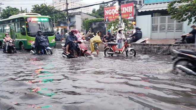 Nhiều tuyến Sài Gòn ngập sâu sau mưa lớn-7