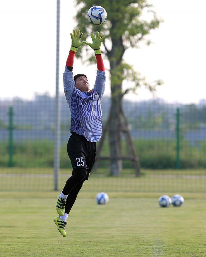 Thêm một thủ môn đẹp trai không kém Bùi Tiến Dũng, động lực cho fan girl ra sân cổ vũ-3