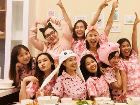 Nhã Phương mặc áo đen che dáng khi đến dâng hương đền thờ Tổ của Hoài Linh-26