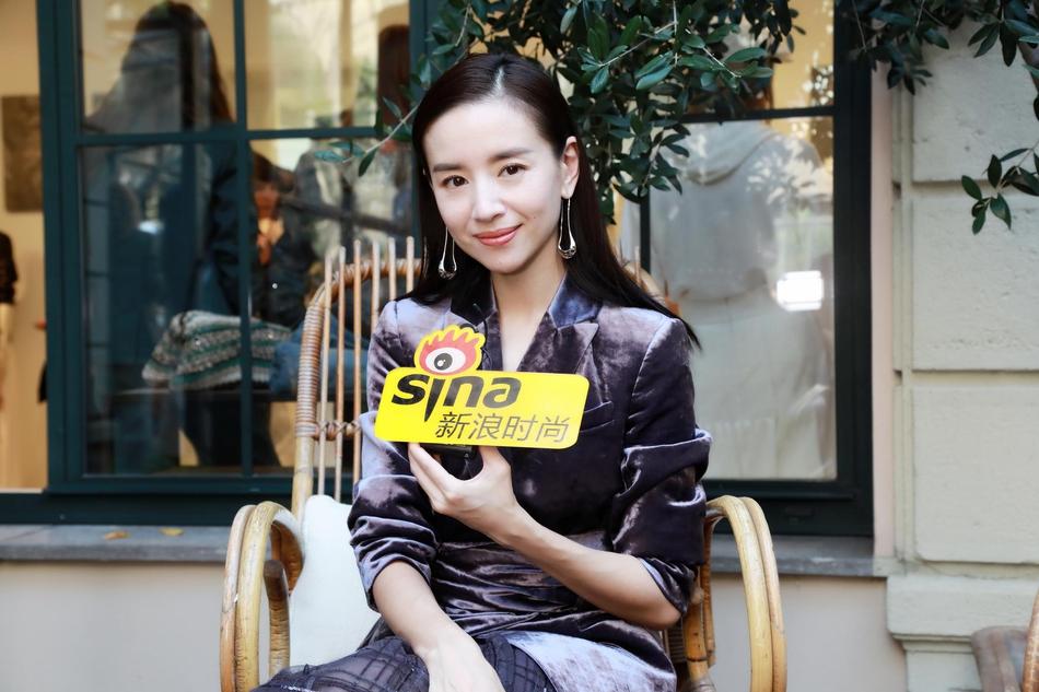 Hai Phú Sát hoàng hậu Tần Lam và Đổng Khiết đọ sắc trong cùng khung hình-8