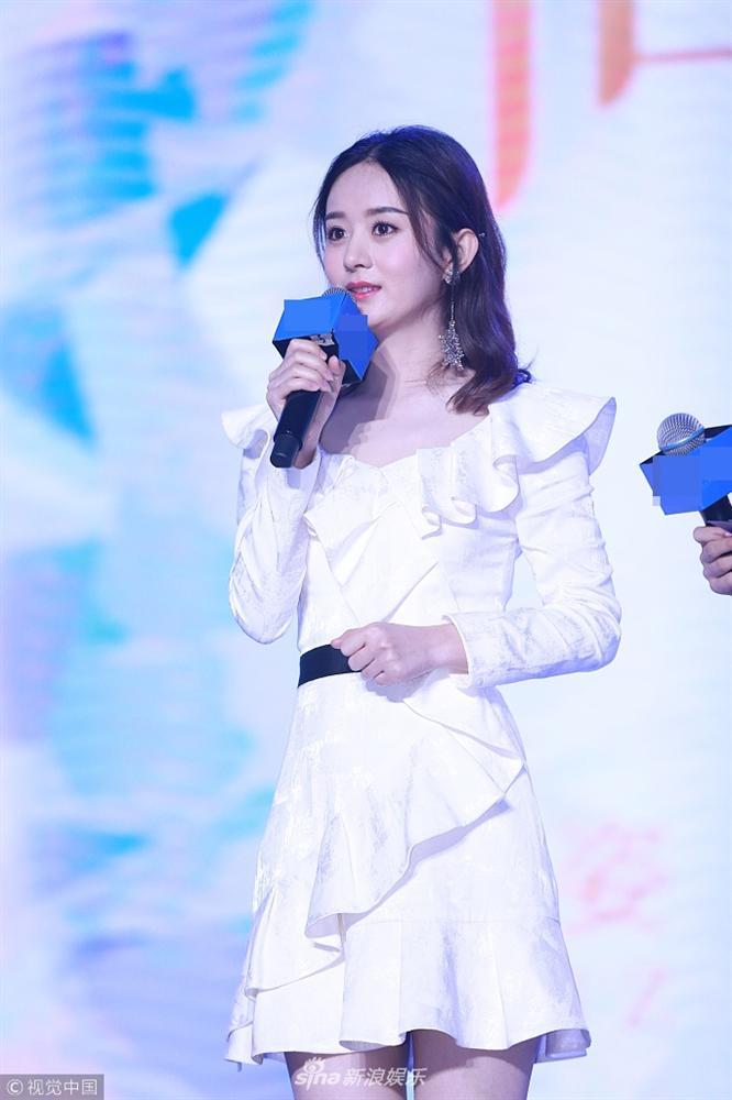 Triệu Lệ Dĩnh phủ nhận mang thai, thế nhưng cứ mỗi bước đi là phải có đến 2 người dìu-9