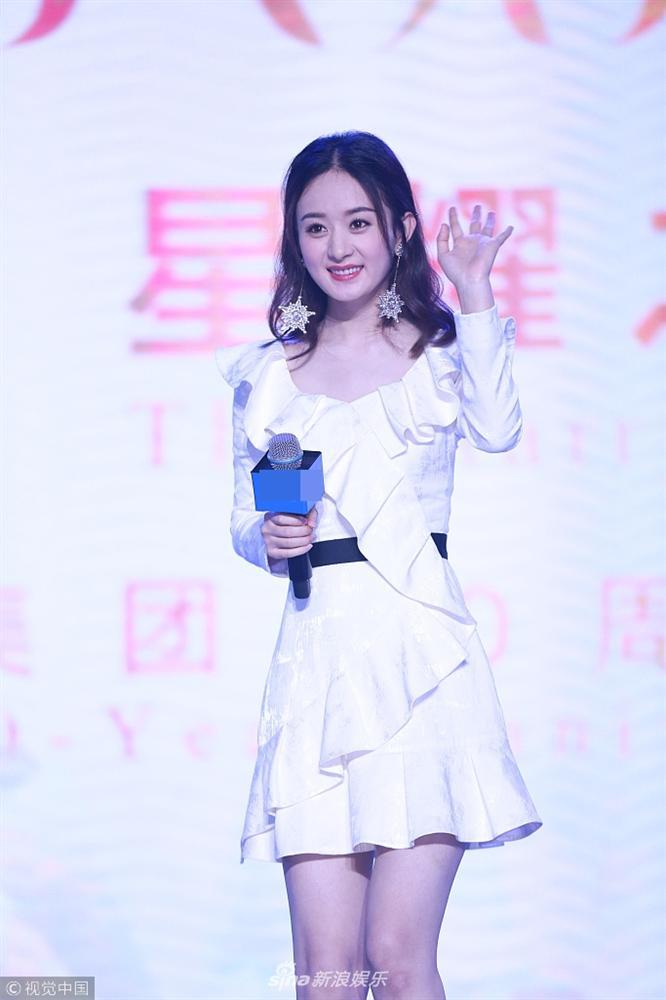 Triệu Lệ Dĩnh phủ nhận mang thai, thế nhưng cứ mỗi bước đi là phải có đến 2 người dìu-12