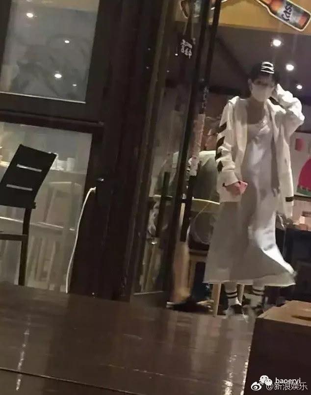 Triệu Lệ Dĩnh phủ nhận mang thai, thế nhưng cứ mỗi bước đi là phải có đến 2 người dìu-1